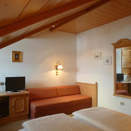 Hotel Holzer Sexten Habitación foto